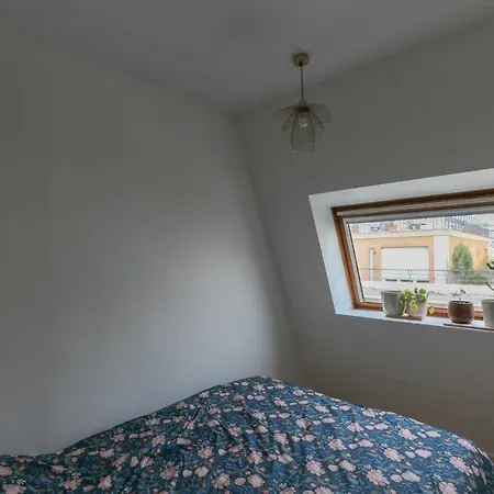 Nice 27 M Bright With Wifi And Balcony Parijs